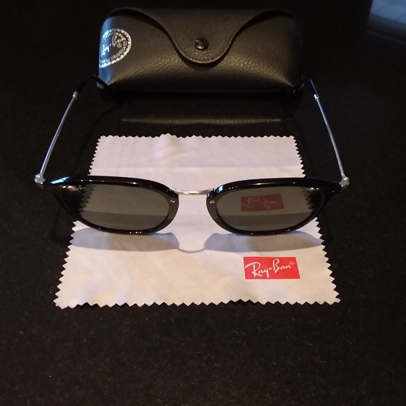 Ray-Ban Sunglasses - Picture 2 of 5